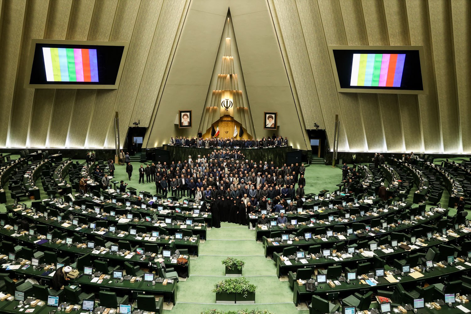 لحظات پایانی آخرین جلسۀ صحن علنی یازدهمین دورۀ مجلس شورای اسلامی