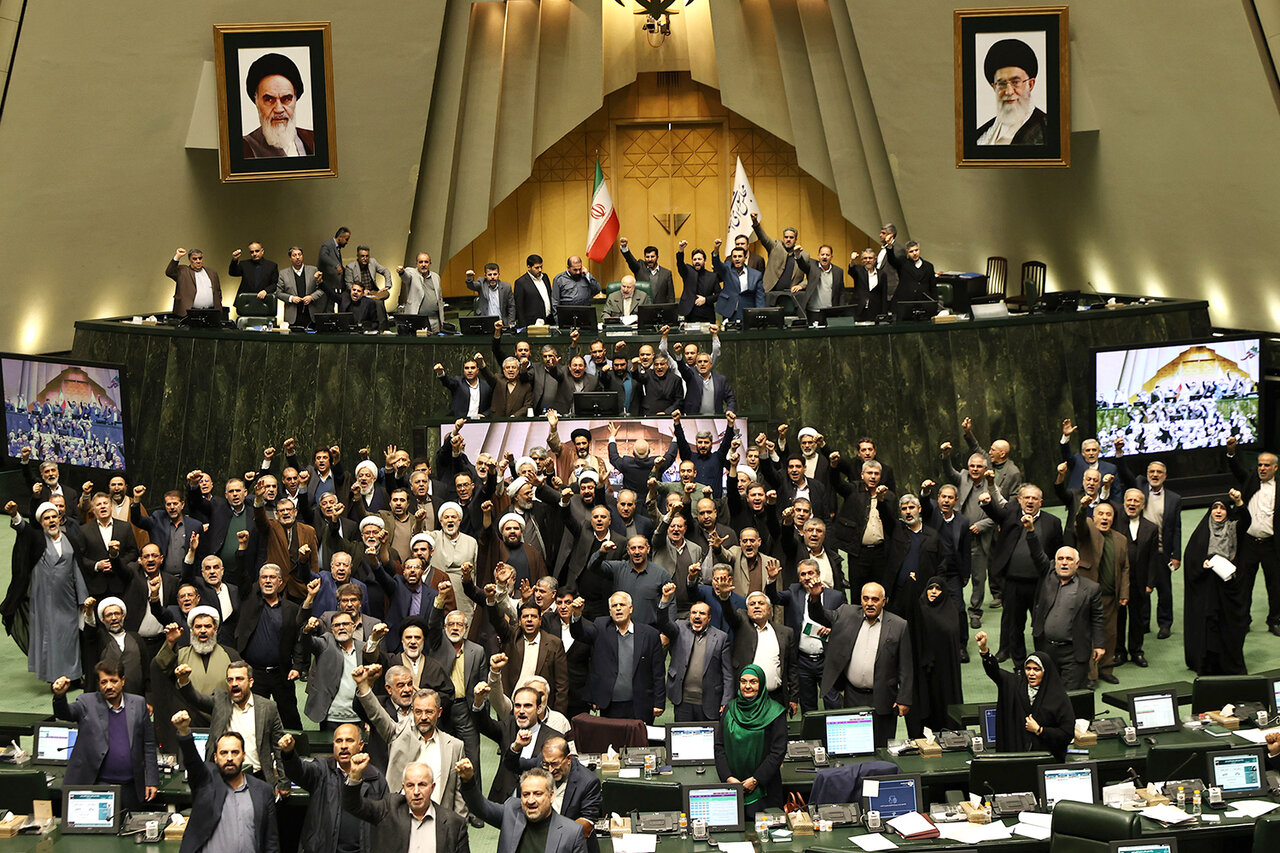 ایران همزمان در ۴ جبهه با دشمن در جنگ است