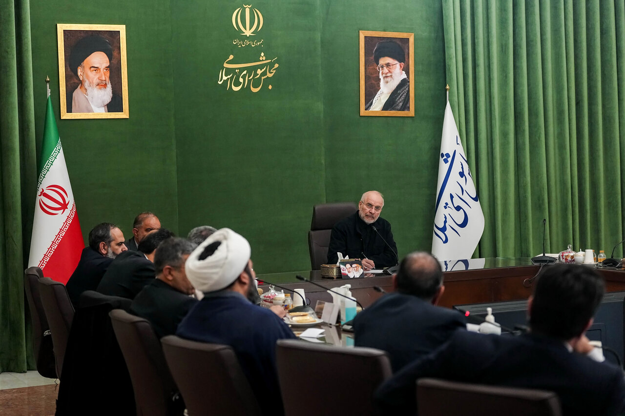 مقابله با جنگ اقتصادی بر عهدهٔ ما مسئولان است