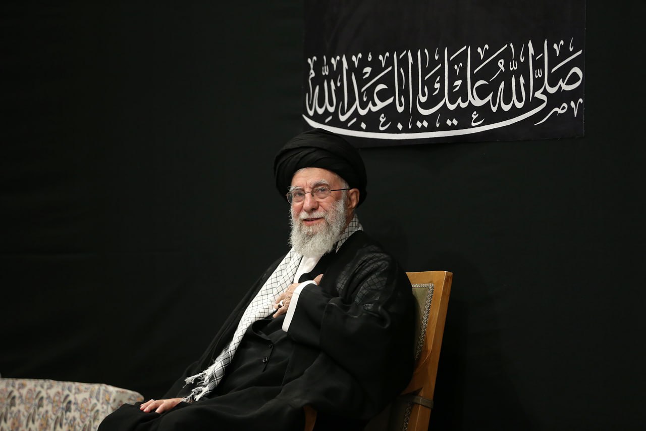 ما راه امام کبیرمان و امام شهیدمان را با راست‌قامتی ادامه خواهیم داد